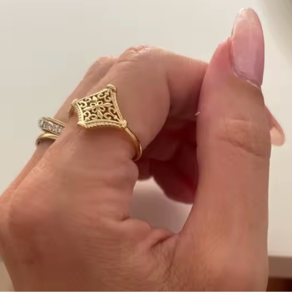Vintage 18K Gold plated Hollow Flower Ring Jewelry - Picture 3 of 15